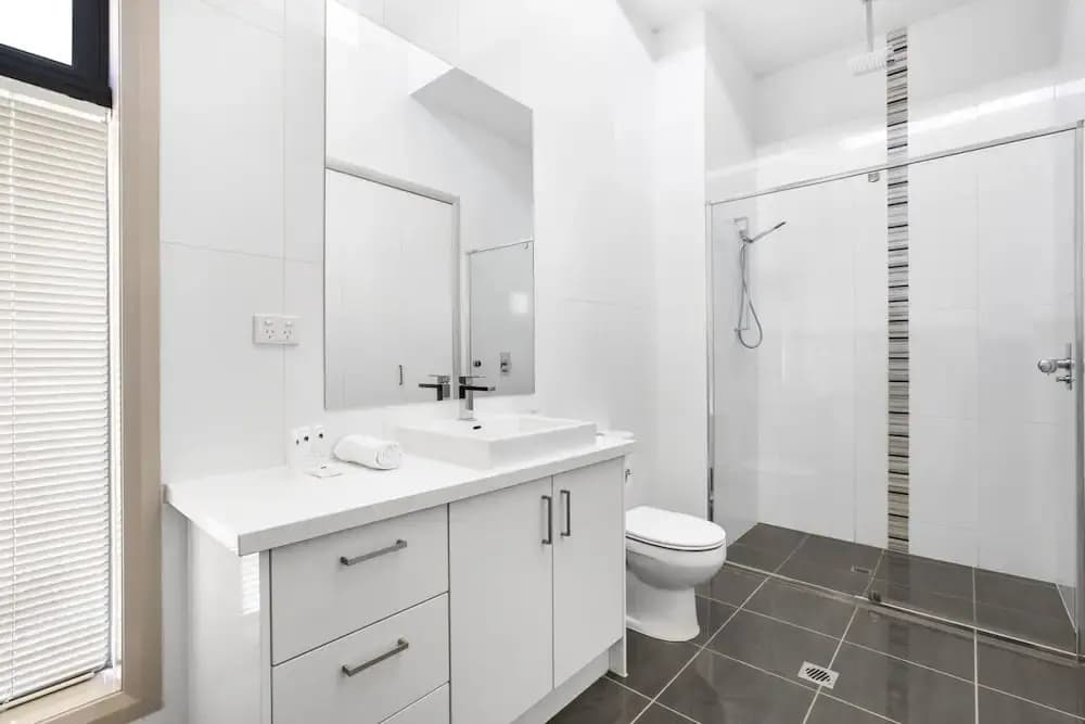 2-bed Apartment With Parking & Balcony Near Trains - photo 8