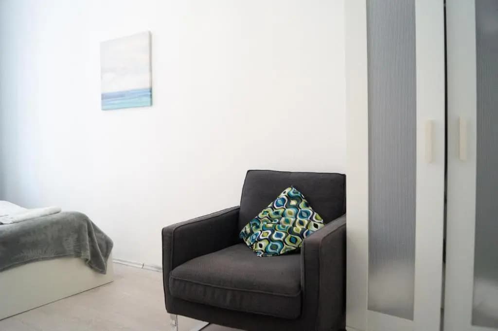 Central 2BR Apt. - Lovely for Long Stays - photo 12