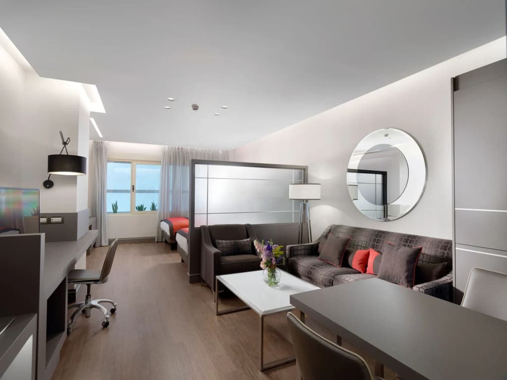 Holiday Suites - photo 3