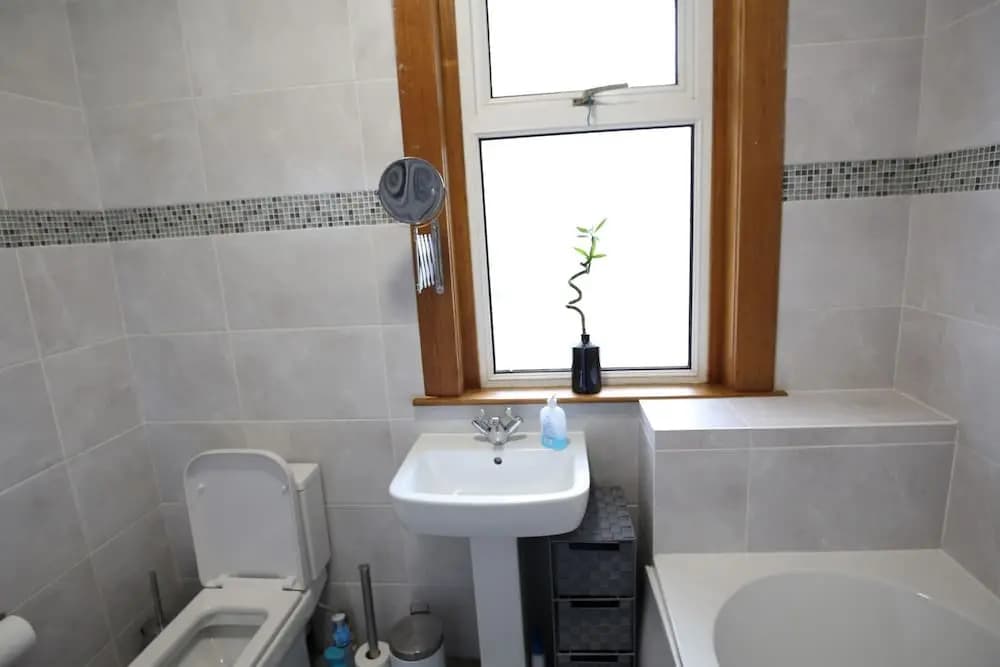3 Bedroom Flat in Edinburgh - photo 6