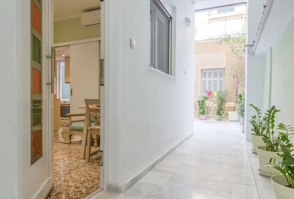 Grandma's Chic & Bright Athenian Home with a Patio - photo 16