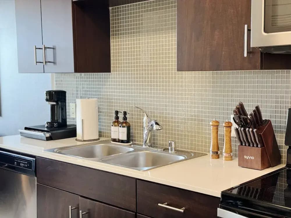Beautiful 1 BR in LA Gym Pool 10mins to Cedar - photo 24