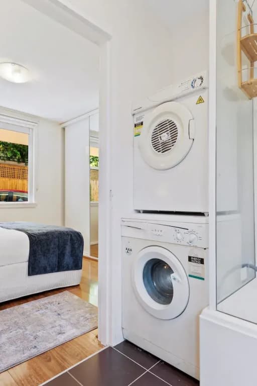 Snug St Kilda Apartment With Private Courtyard - photo 8