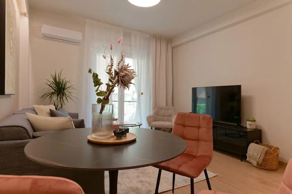 Acropolis Deluxe 1BR Apartment - photo 1