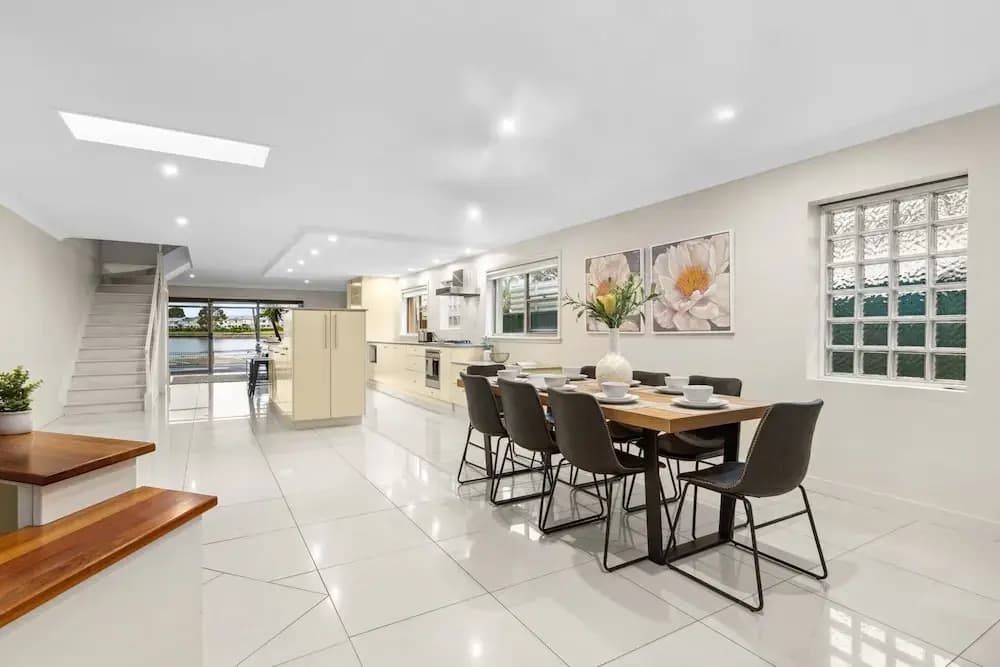 Modern 3-bed With Pool & Water Views by Beach - photo 9