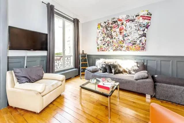 Large & Bright Apartment, Central Paris, Montmartre-Opéra, Picturesque Rue des Martyrs - photo 3