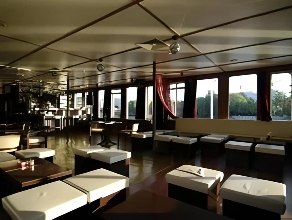 Eastern Comfort - The swimming hostel - photo 3