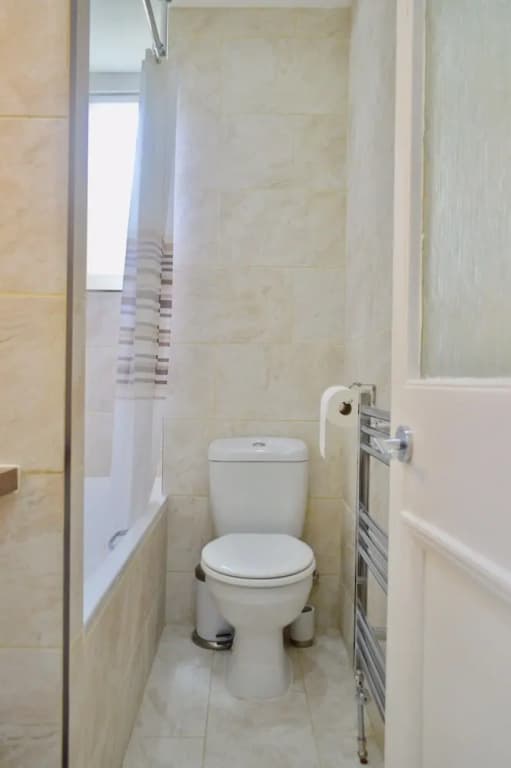 Spacious 3 Bedroom West End Flat - photo 6