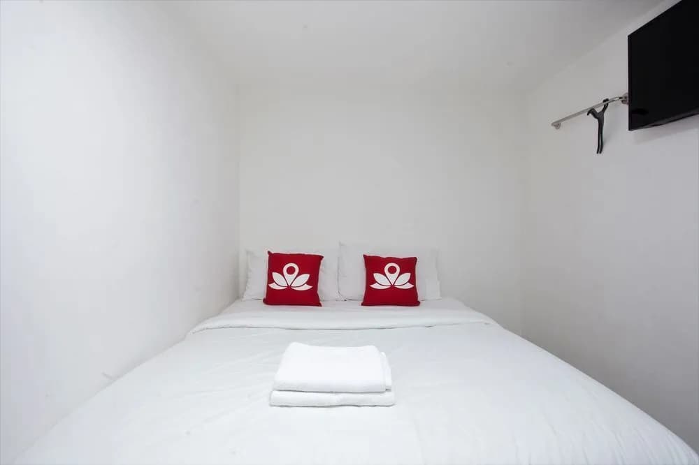 Everest Hotel by OYO Rooms - photo 3
