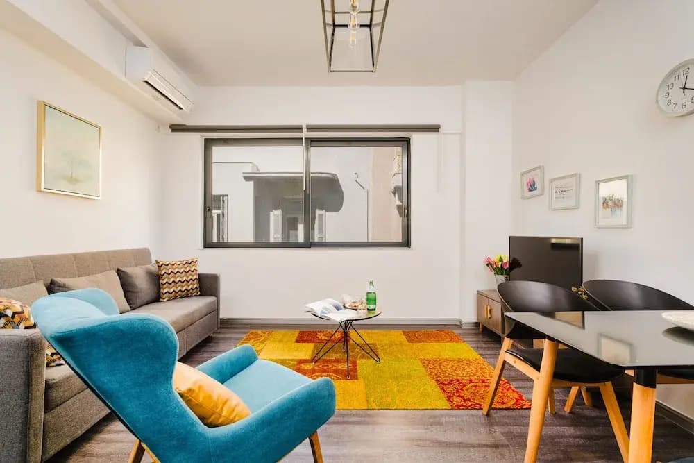 "sanders Home Suites - Bright Downtown 1-bdr. Apt." - photo 1