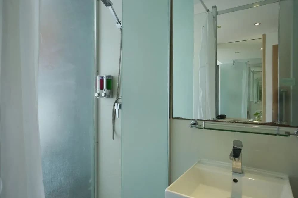RedDoorz near Simpang Dewa Ruci - photo 8