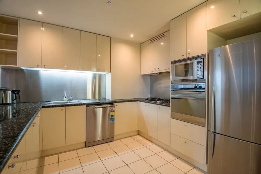 Elegant 4B 2B Unit in Melbourne CBD w/ Parking! - photo 19