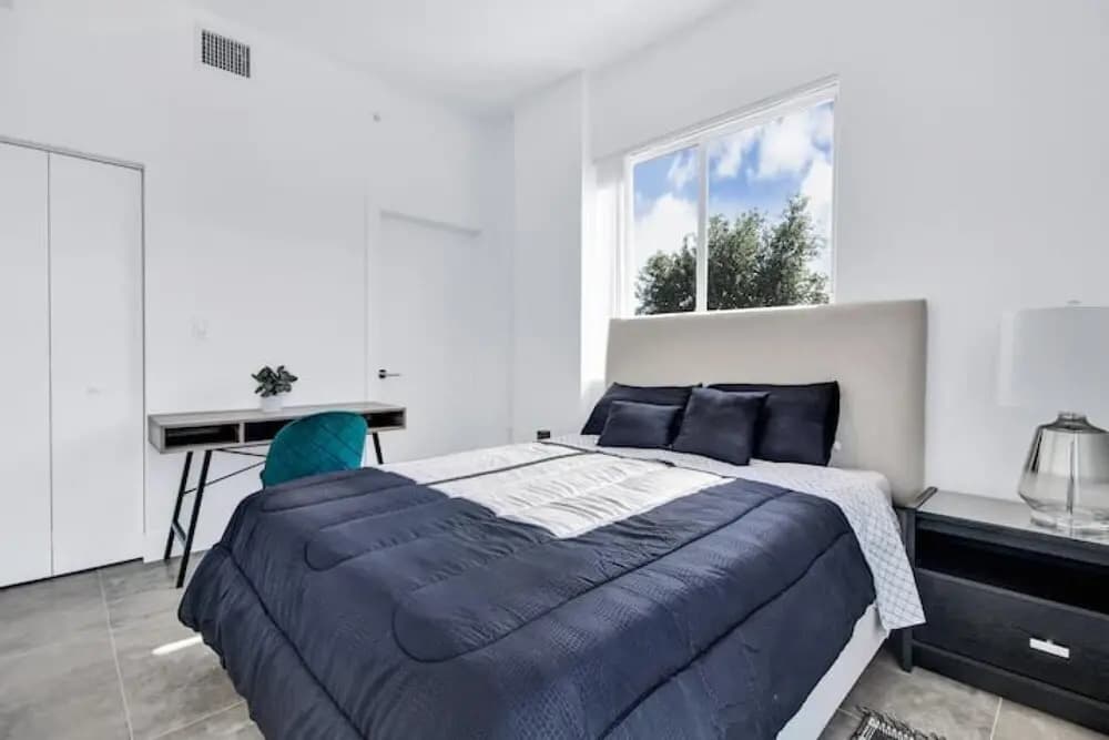 Impeccable 2 Bed Queen Suite Parking N Elevator - photo 3