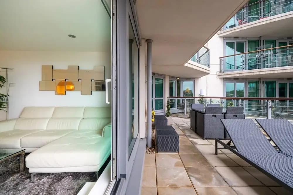 Central 2BD Flat w/ River View Balcony - Vauxhall! - photo 11