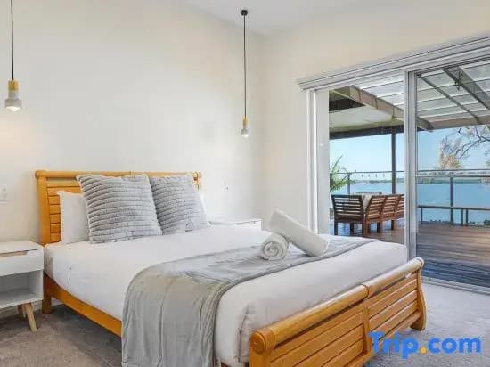 Spacious 4BR Riverfront Getaway in Taren Point - photo 3