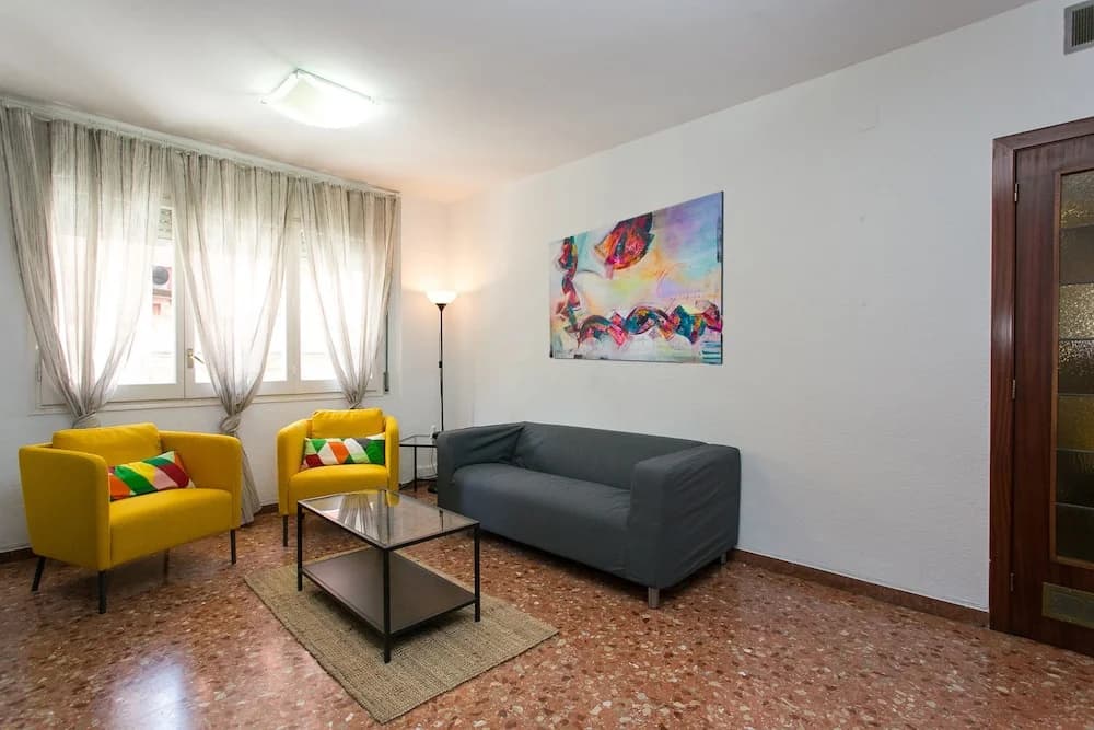 Spacious & Quiet 4 Bedroom Apartment - photo 19