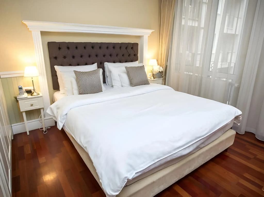 Queen's Court Hotel & Residence - photo 41