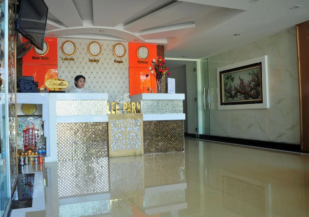 Lee Park Hotel - photo 2