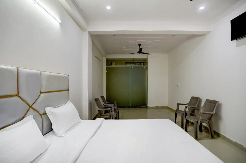 OYO Flagship 80510 Four Seasons Inn - photo 4