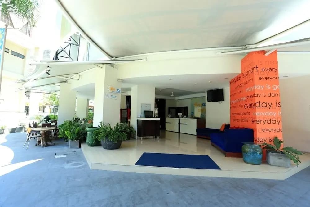 RedDoorz @ Istana Kuta Galeria - main photo