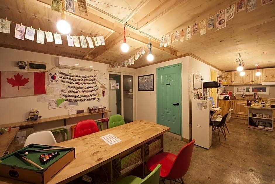 Hongdae Lazyfox Den Hostel - photo 15