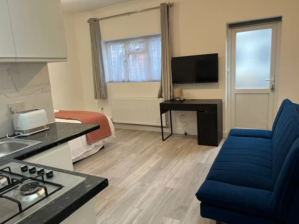 Remarkable 2-bed Apartment in Ilford, London - photo 7