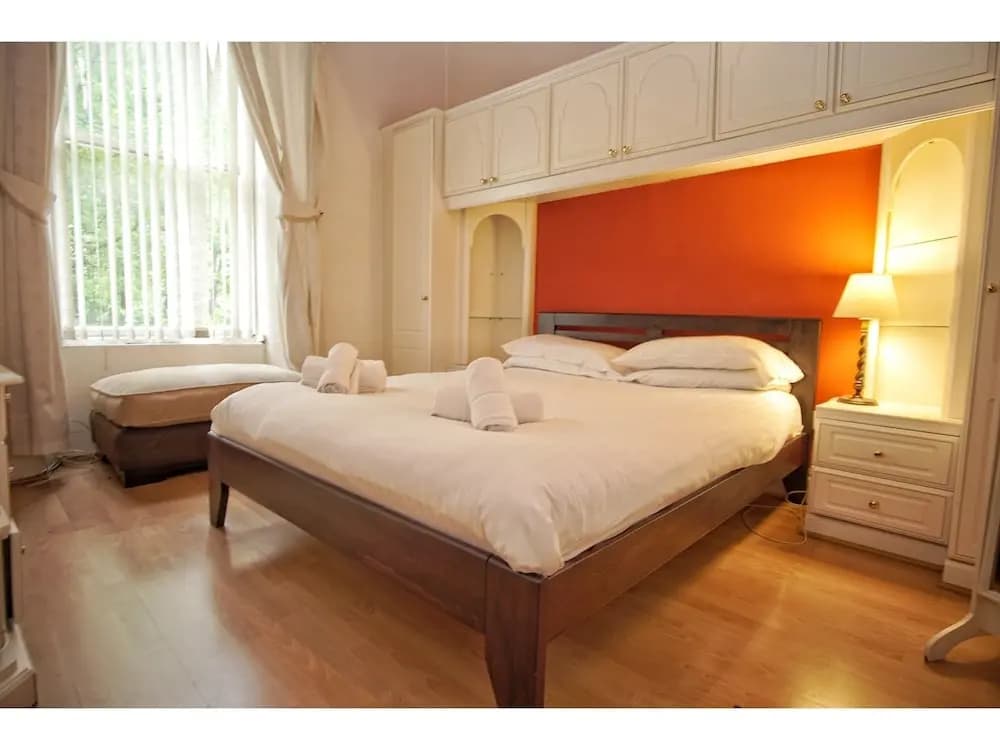 Spacious 2 Bedroom Flat, Leith Walk - photo 2