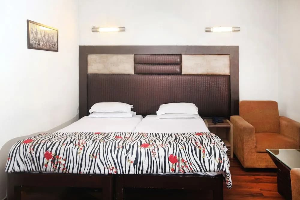 OYO 358 Hotel Golden Leaf - photo 12
