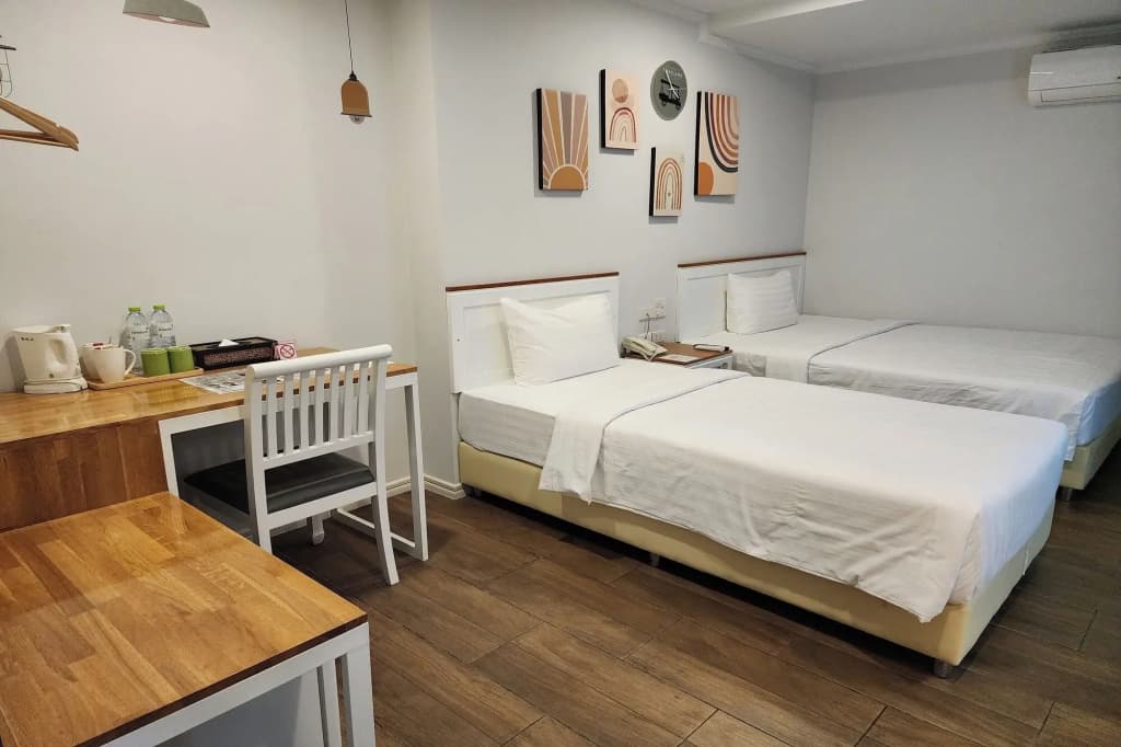 J Place Hotel - photo 3