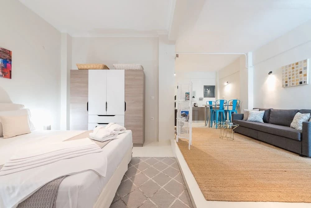 Stylish and Spacious Koukaki Apartment by Cloudkeys - main photo