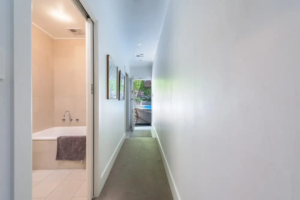 Exquisite 4 Bedroom House with Pool - photo 10