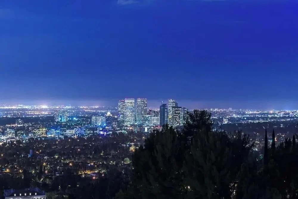 Beverly Crest: Ultra-private BH Retreat w/ Infinity Pool & Skyline Vistas - photo 12