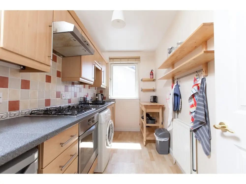 Bright, Modern 2BR Flat for 3 With Parking - photo 9