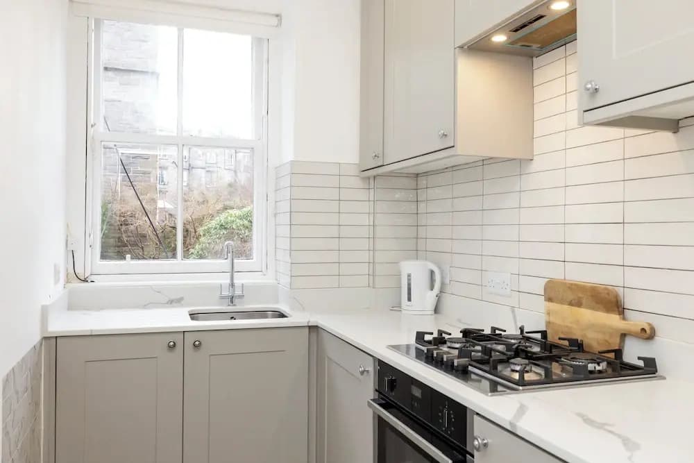 Spacious 2-Bedroom Ground Floor Flat - photo 16