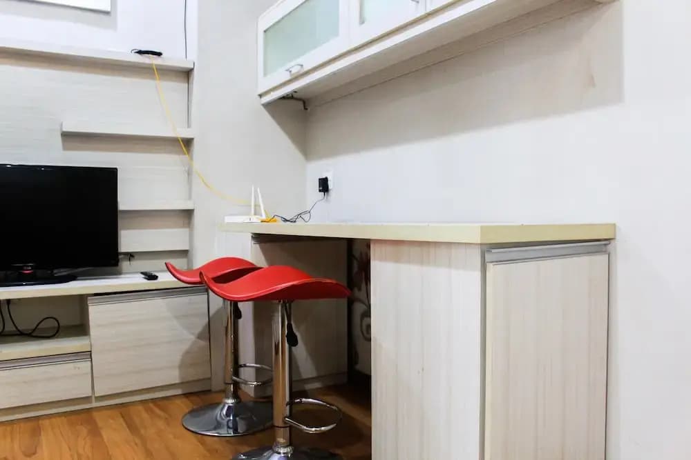 Fully Furnished and Cozy Design 1BR Green Pramuka Apartment - photo 4