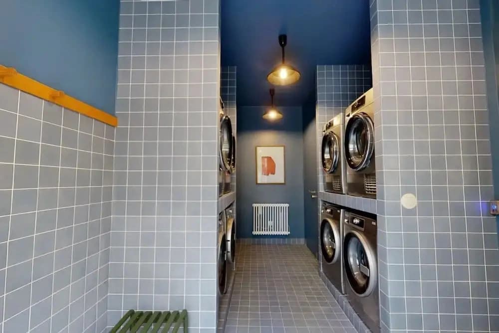 Charming 2-bed Flat w Shared Spaces - photo 9