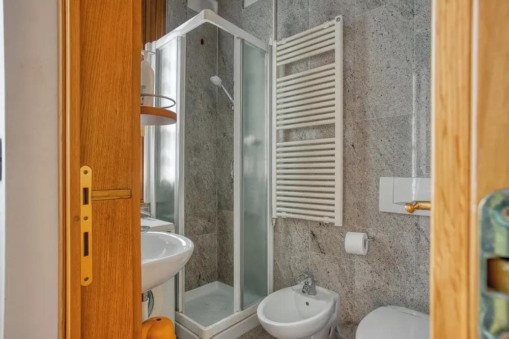 JOIVY Captivating flat with balcony - photo 8