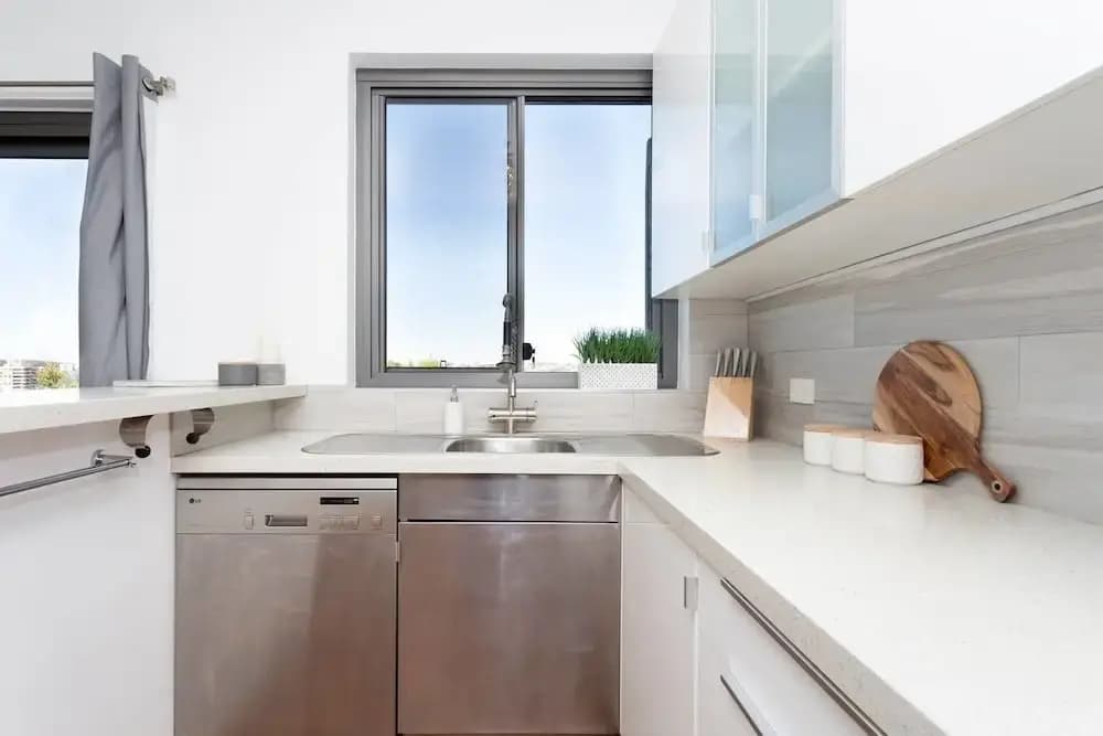 Beachside Apartment with Stunning Views & Parking - photo 12