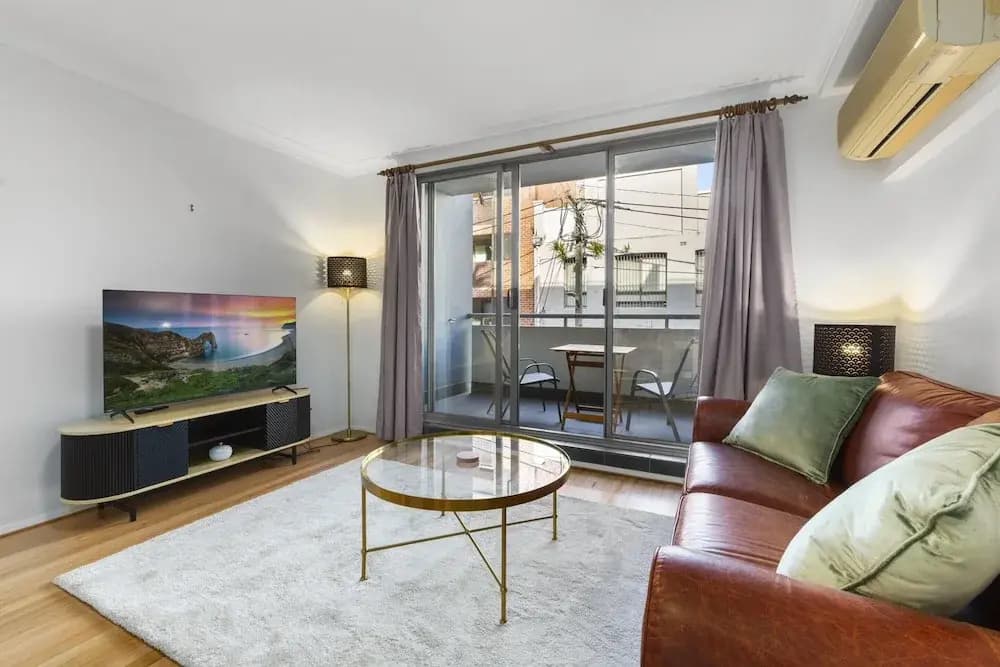 Bright 1-bed Apartment in Central Redfern - photo 3