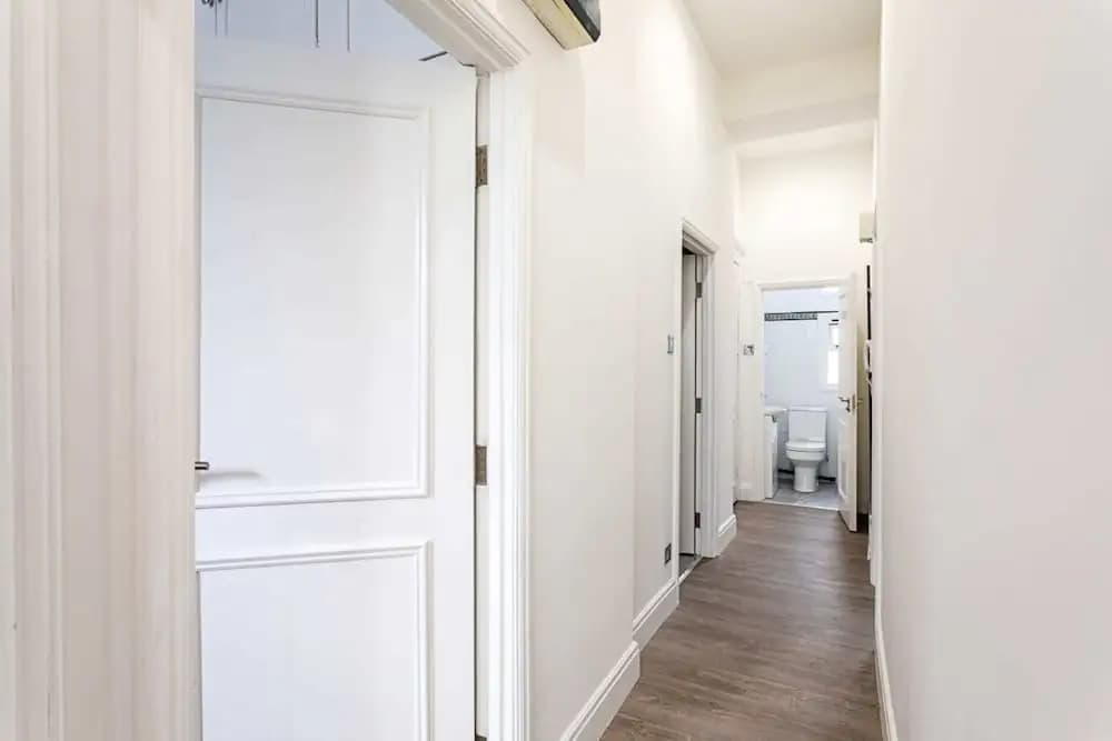 Charming Chelsea Flat - photo 11