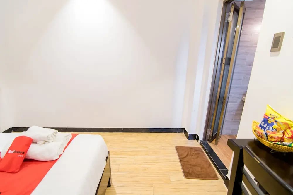 RedDoorz Plus near Ba Chieu Local Market - photo 16