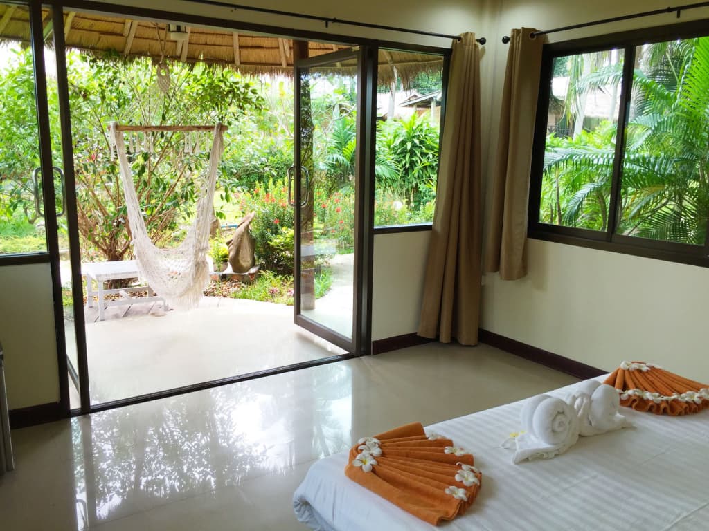 Long Beach Chalet Hotel - photo 6