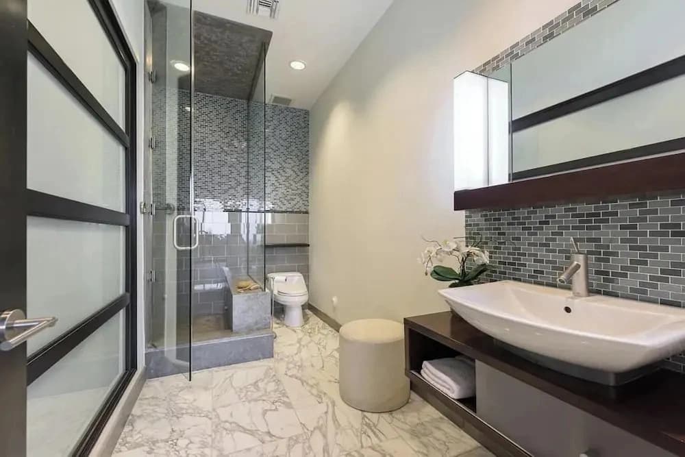 Beverly Crest: Ultra-private BH Retreat w/ Infinity Pool & Skyline Vistas - photo 7