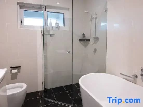 Luxury 4-Bed Family Home Near Sydney Airport & CBD - photo 1