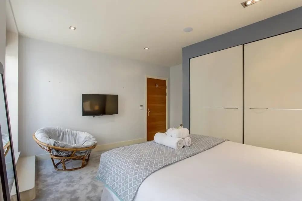 Stylish 2bed Apt With Free Parking/elevator - photo 10