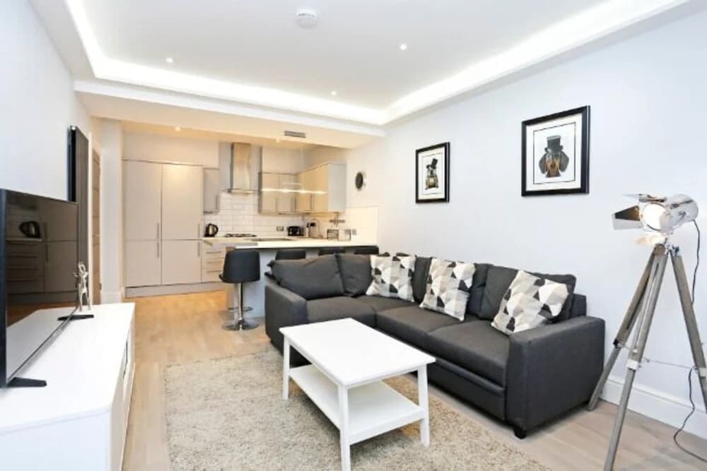 Modern, Stylish Apt. in Excellent Central Location - photo 4