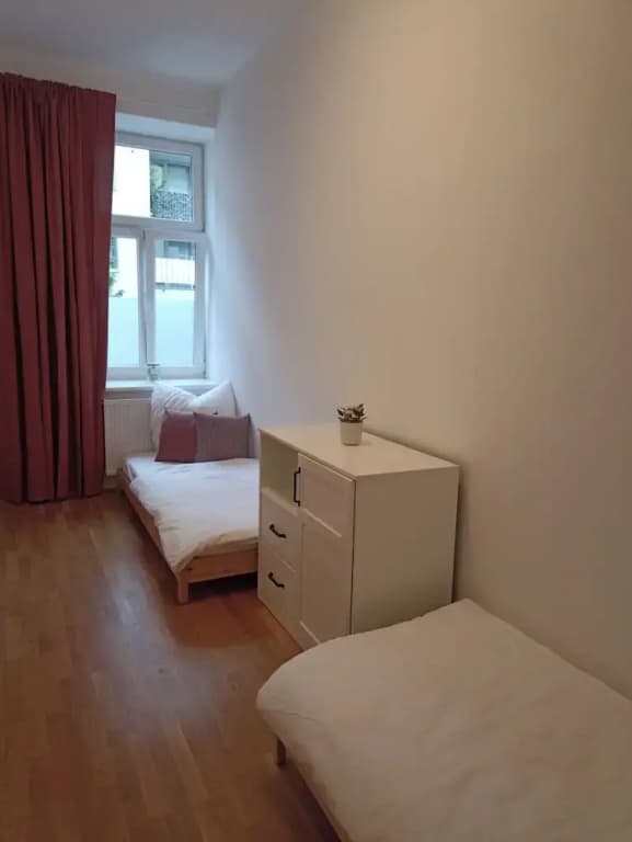 170sqm With Private Garden, 9 Bedrooms, 2 Kitchens - photo 2