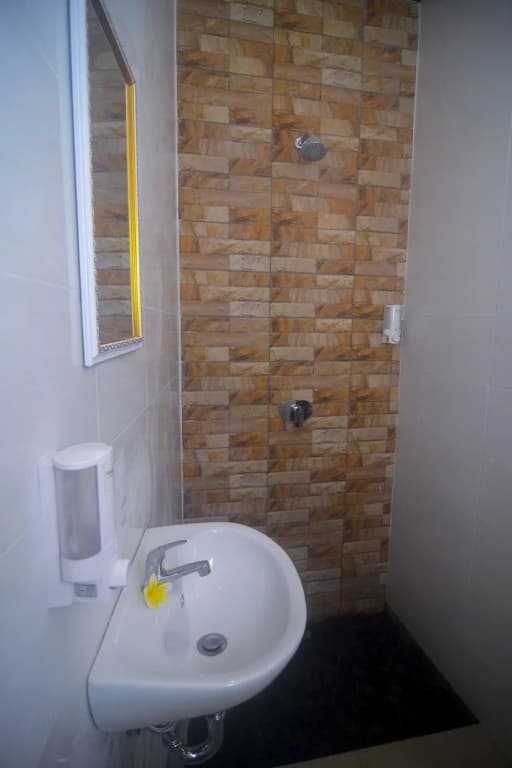 permana guesthouse - photo 8