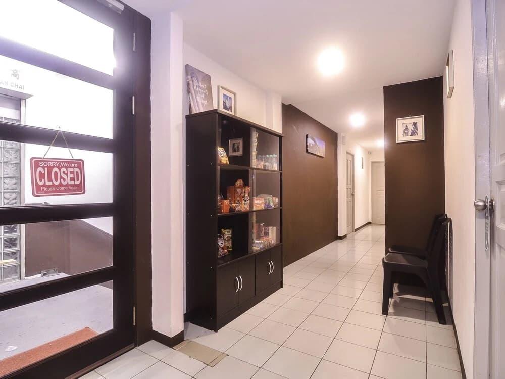 Golden Lounge by OYO Rooms - photo 11