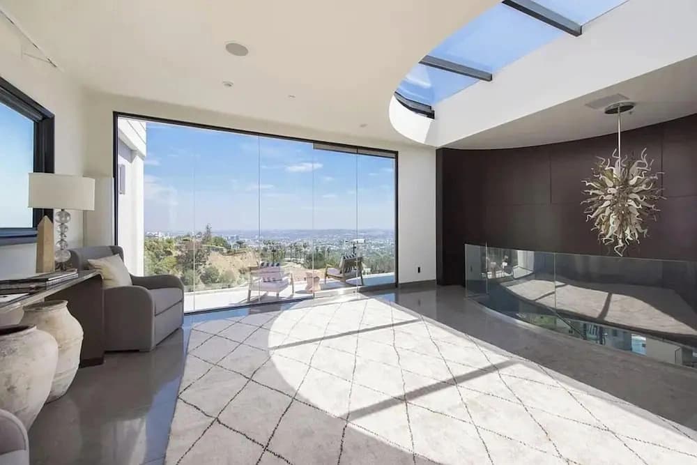 Beverly Crest: Ultra-private BH Retreat w/ Infinity Pool & Skyline Vistas - photo 11